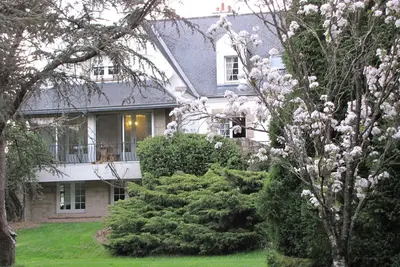 Image de Gîte de charme 90 m² avec son magnifique parc de 4000 m² et ses beaux arbres.