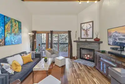 Image de Meilleur à Riverside! 2b / 2Bth surplombant la rivière w cheminée, pont, douche à vapeur