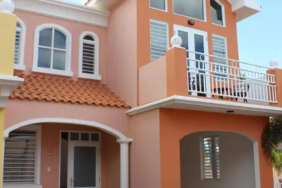 Image de Maison moderne à Aguadilla avec générateur de 16kw et 660 gal. réserve d'eau