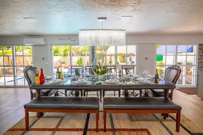 Image de Nouvellement rénové 5chambres 4. 5bath avec piscine chauffée et jacuzzi, 9 minutes de la plage