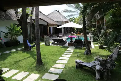 Image de Villa Seminyak Bali proche de la mer avec majordome et service ménager