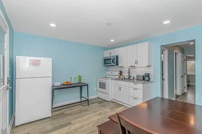 Image de Suite à une chambre avec lit King Size à un pâté de maisons de la jetée de Garden City ~ Garden City Unit H