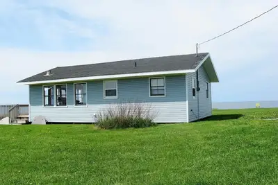 Image de Ocean Front Cottage avec une belle plage privée et le lac des eaux scintillantes