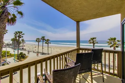Image de Ocean Front Luxury - Vue complète sur l'océan - Balcon privé - Étapes de la plage!