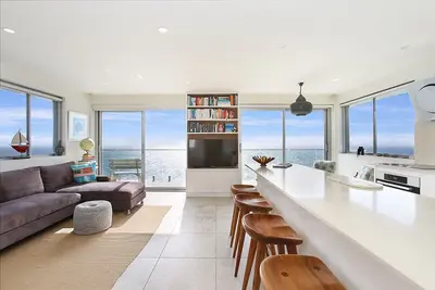 Image de Vues panoramiques sur l'océan depuis chaque chambre! Superbe unité de 2 chambres Bondi Beach