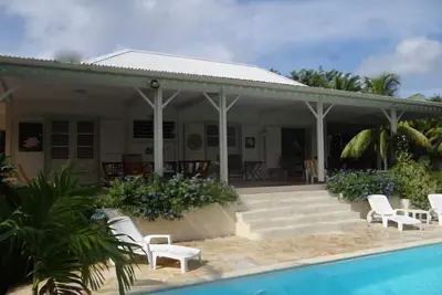 Image de Le Diamant: Grande villa créole dans un jardin exotique fleuri