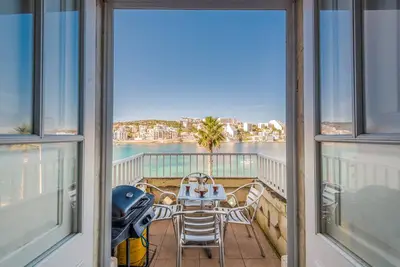 Image de Bh1-Seafront 2 Bedroom apt. avec terrasse Ă St Paul`s Bay. Stationnement facile / bus.