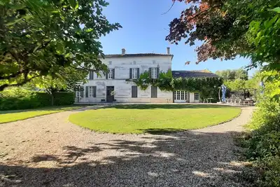 Image de Superbe maison du XVIIIe siècle située dans des jardins orientés sud avec piscine privée
