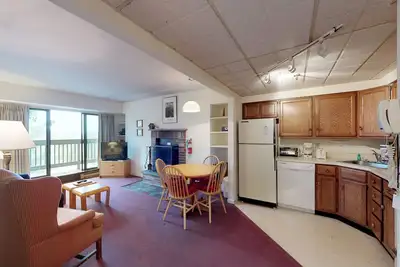 Image de Nouvelle Liste! Condo Propre et Lumineux Avec Piscines Partagées, Bain à Remous, Sauna et vue