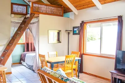 Image de Clair, propre, loft aéré Rocky Point Beach 1 chambre à coucher. Étapes de la plage et de la piste cyclable