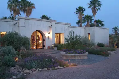 Image de Charme et isolement du vieux monde dans une oasis dans le désert de Sonora.