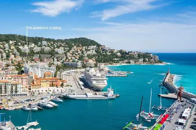 Image de Appartement avec une piscine et une vue magnifique sur mer, ville et montagne.