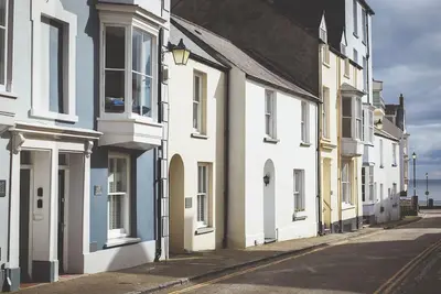Image de Cette élégante maison classée Grade Ii se trouve dans une rue calme de la belle Tenby