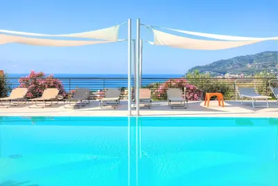Image de ViP Panorama, dans villa avec piscine chauffée