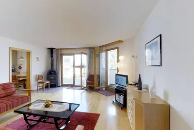 Lumineux appartement 2½ pièces dans un rez-de-chaussée surélevé, ca.