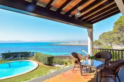 Image de Villa Familiale Front de Mer Accès Direct à la Mer