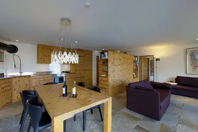 Image de Appartement de 3, 5 pièces au rez-de-chaussée d'environ 110m2, meublé avec beauco
