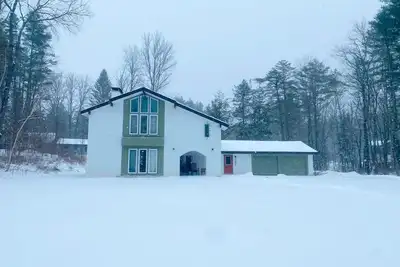 Image de Chalet de ski du Vermont - 2 cheminées, à pied de la montagne, idéal pour les groupes