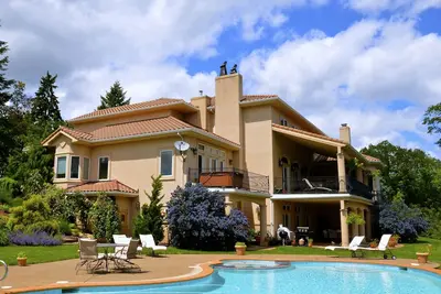 Image de 11 000 pieds carrés, Villa 6 chambres, piscine, bain à remous, théâtre sur vignoble