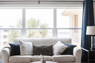 Image de Condo de bord de mer haut de gamme récemment rénové. Vue sur le golfe de chaque pièce sur 8 acres