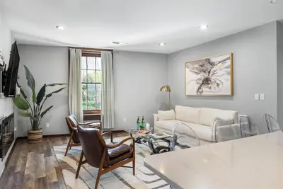 Image de Luxe et historique 2 lits sur la rue King, marcher partout!