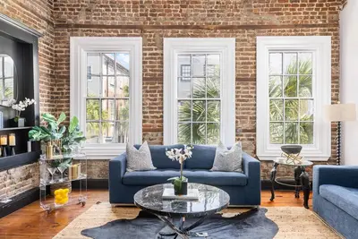 Image de Luxe 2 lits sur King St, Promenade partout avec parking!