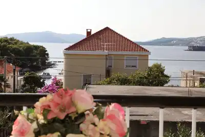 Image de Appartement de trois chambres avec la terrasse et la vue sur le mer Trogir (A-15011-a)