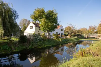 Image de Peaceful Riverside Five Bedroom Cottage in Somerset