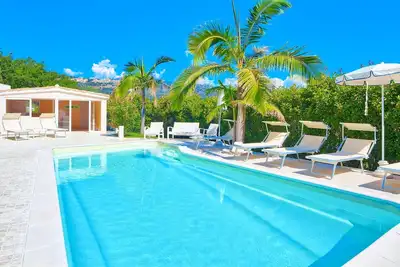 Image de Villa Emanuele Costarainera: magnifique villa moderne, pour 16, piscine chauffée, bain à remous