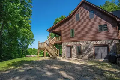 Image de 35 acres d'intimité - pièce à explorer - parfait pour les grandes familles