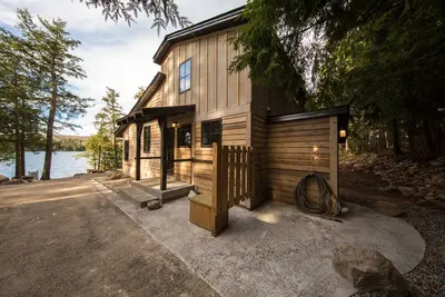 Image de Nouvelle cabine moderne du milieu du siècle sur le magnifique lac cristallin de Lucerne, Crandon Wi