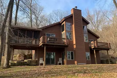 Image de maison isolée niché dans les arbres