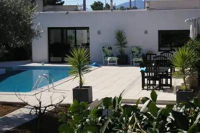 Image de Villa de campagne sophistiquée, piscine privée, jacuzzi, climatisation, golf