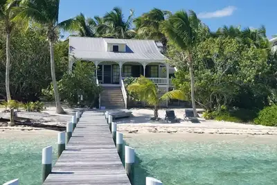 Image de Green Bananas Cottage avec plage de sable et quai privé