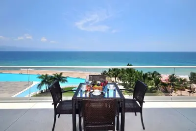 Image de Vue spectaculaire sur la plage de sable 2 chambres + bureau 3 salles de bain complètes
