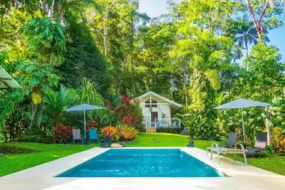 Image de A 300 m de la plage, propriété de luxe vue mer avec piscine dans la jungle.