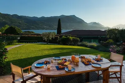 Image de Villa avec jacuzzi dans le jardin à 100 mètres du lac idéal pour les familles