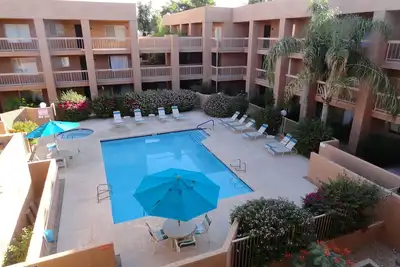 Image de Communauté fermée de la vieille ville de Scottsdale avec piscine chauffée et spa