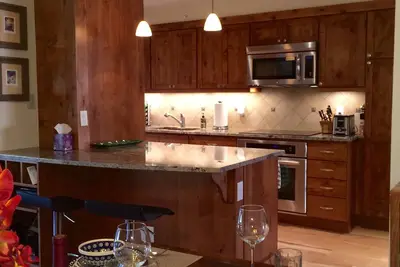 Image de Condo 2 Bd / 2 Ba sur la ligne de bus avec bains à remous, garage, WiFi