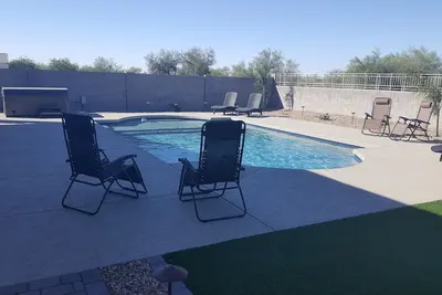 Image de Nouvelle maison de style complexe, plan d'étage ouvert à Buckeye avec piscine chauffée et bain à remous