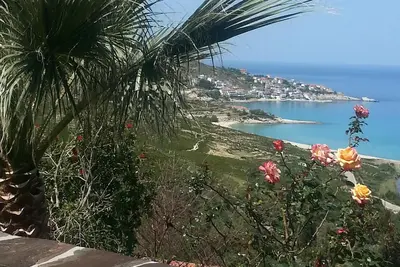 Image de studio 2 chambres, 4 pers, grande terrasse fleurie, vue imprenable sur la plage