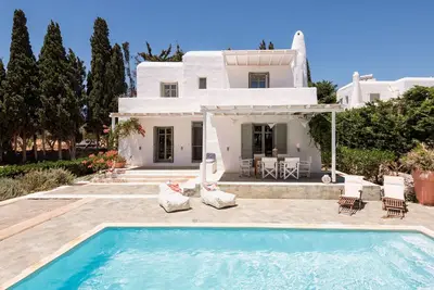 Image de Sun Drop Villa I avec piscine privée, sur la plage de Drios, à Paros