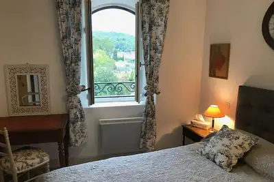 Image de Superbe T3 avec Vue en Provence - confort  -\"Maison des Arcades\" 3 Pièces - N+1