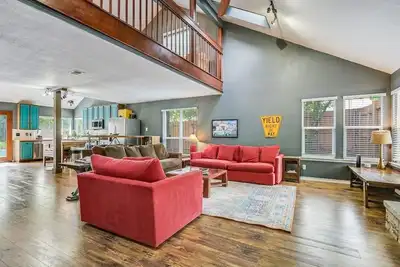 Image de Retraite de luxe avec piscine chauffée et bain à remous! Machine d'arcade, table de billard, etc etc etc!