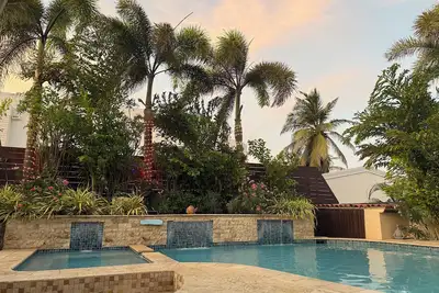 Image de ⭐️⭐️⭐️⭐️⭐️ Villa privée avec piscine-Walk to Beach-Sleep 6-12-Fabulous Location