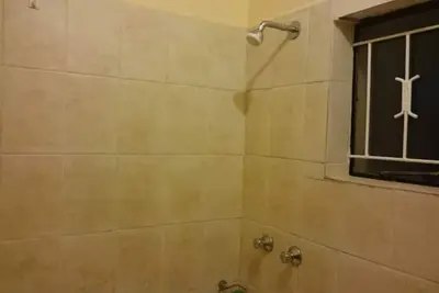 Image de C'est une maison de vacances située dans une communauté semi-rurale et une communauté semi-urbaine