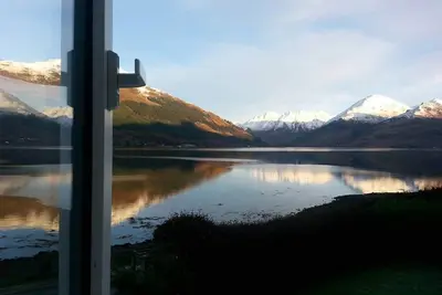 Image de A tranquil, wildlife haven with stunning loch and mountain views - pet friendly.