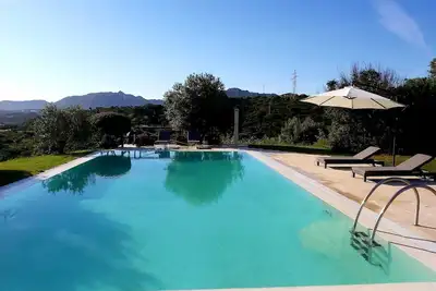 Image de Grande villa avec piscine, entourée de verdure, vue mer - Costa Smeralda