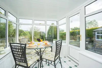 Image de Chalet confortable avec jardin privé charmant et maison d'été.