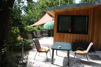 Image de Bungalow moderne avec cheminée dans un cadre verdoyant à partir de 57 euros par jour